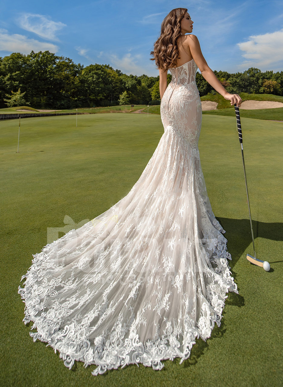 mermaid-style-flared-trail-tulle-wedding-gown-with-rich-lace-work