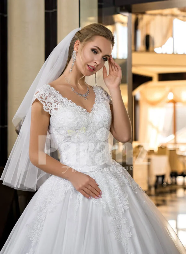 Exclusive pearl white real tulle skirt wedding gown with royal lacy bodice close view