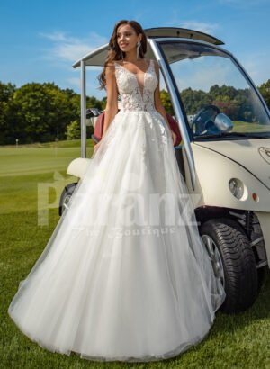 Flared and long tulle pearl white wedding gown with lacy bodice