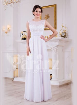 Sleeveless pearl white floor length tulle skirt wedding gown with lace appliquéd bodice