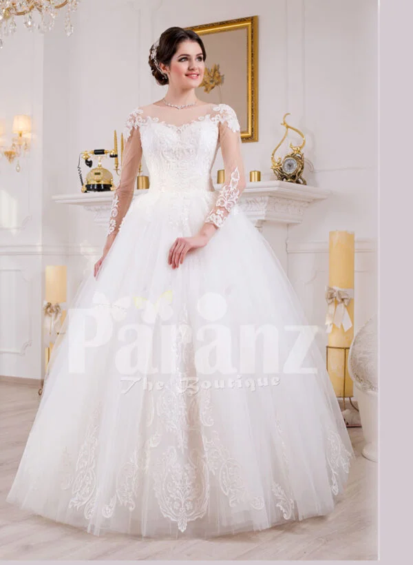 Women’s simple and elegant pearl white floor length tulle skirt wedding gown with lace designs