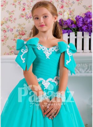 A flowing dress in coral green little girls to look more charming